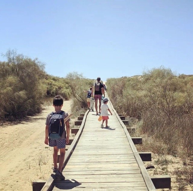 Camino a la playa nueva umbria con niños