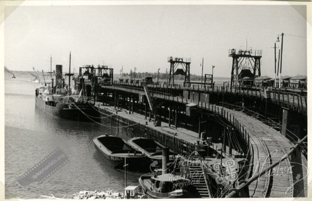 El Embarque de minerales en el Muelle del Tinto en tamano mediano